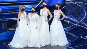 Sanremo 2022, le musiciste dell’orchestra vestite da sposa: chi è lo stilista