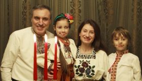 Ucraina, papà in fuga dalla guerra con i figli: “È tutto un gioco”. Come nel film di Benigni
