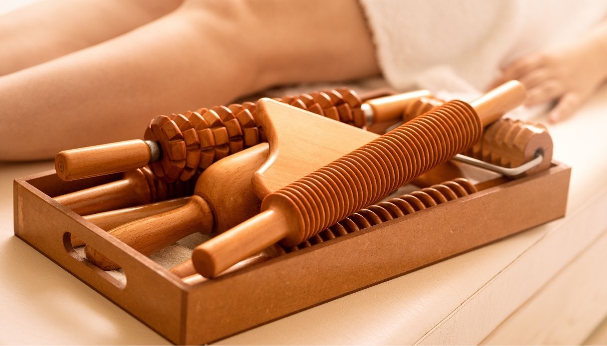rulli massaggiatori in legno su supporto di legno