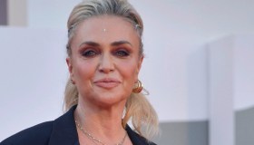 Paola Barale, ritorno al passato: la foto senza veli su Instagram è strepitosa