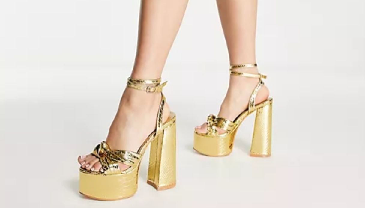 Sandali oro metallico con tacco e plateau