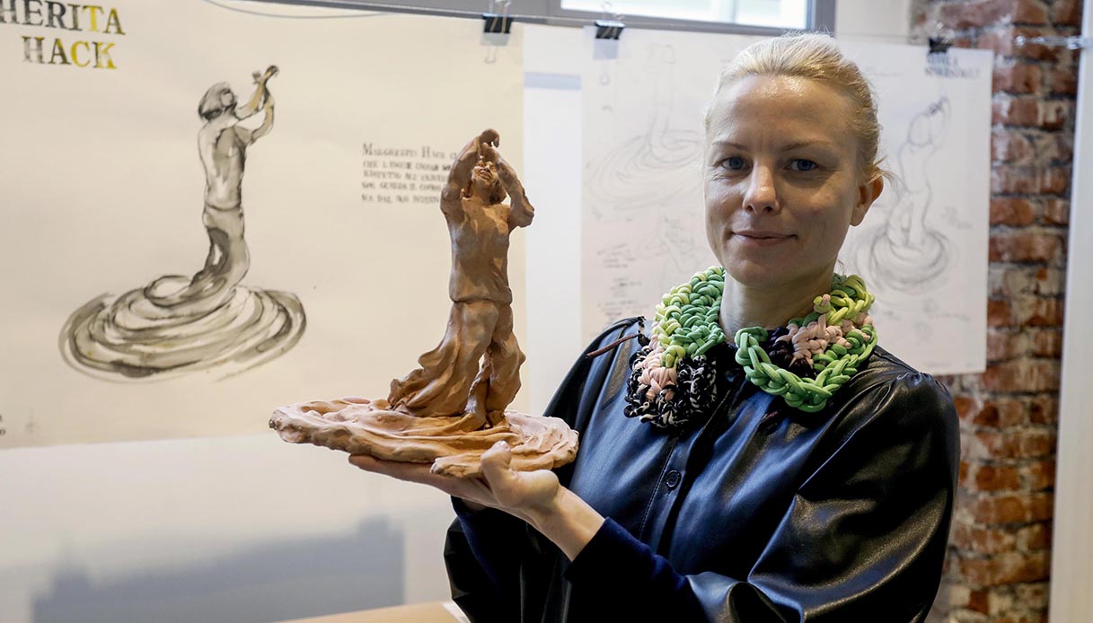 Sissi la vincitrice del concorso di idee 'Una scultura per Margherita Hack' con il modellino della sua opera che verrà realizzata in Largo Richini a Milano,