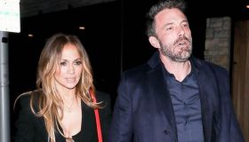 Jennifer Lopez seduce Ben Affleck: top trasparente e cena romantica