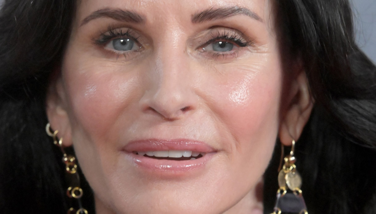 Courteney Cox trasformata dai ritocchini: se ne pente e racconta perché