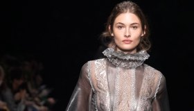 Colore, trasparenze e accessori importanti. A Milano va in scena la moda