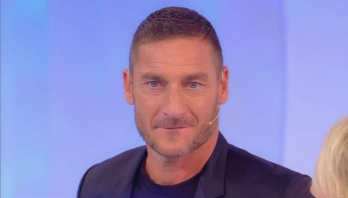 Totti A C Posta Per Te Ilary Lo Segue Da Casa Altro Che Crisi