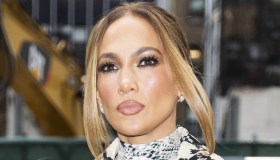 Jennifer Lopez, a 52 anni nuovo taglio corto e scollatura proibita