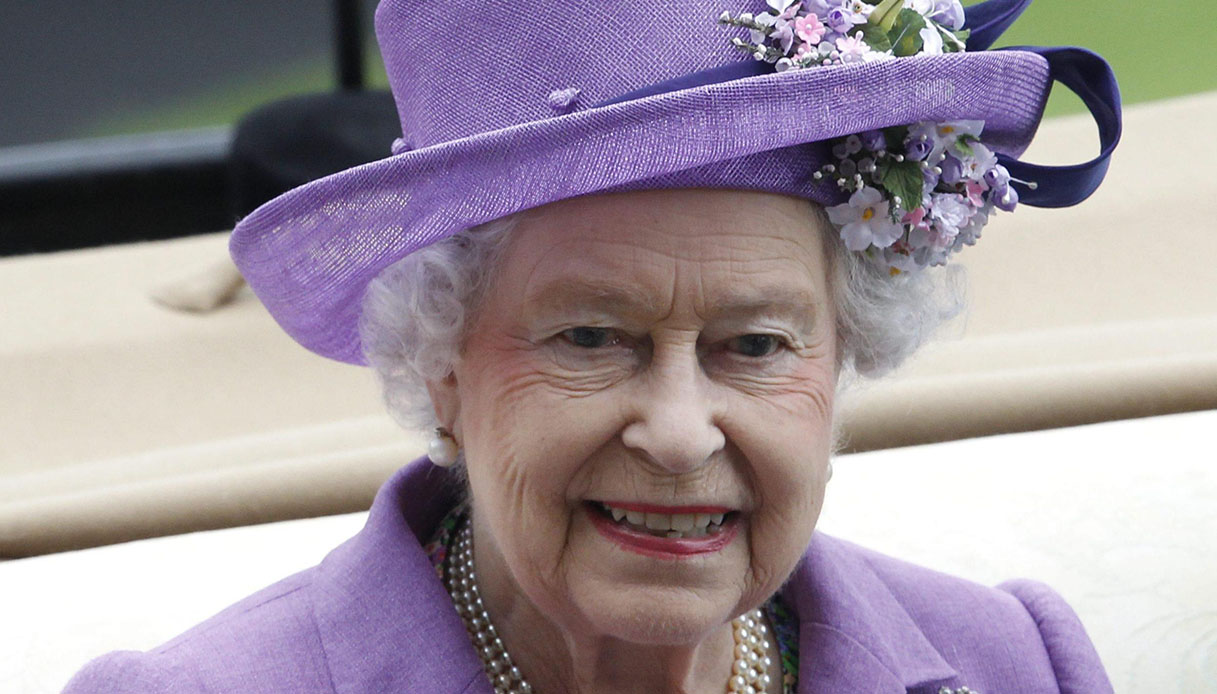 Regina Elisabetta: niente Covid, lunedì torna a lavoro, Carlo ancora positivo