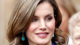 Letizia di Spagna, look da bambola e boccoli esagerati con lo shampoo 9,90 euro
