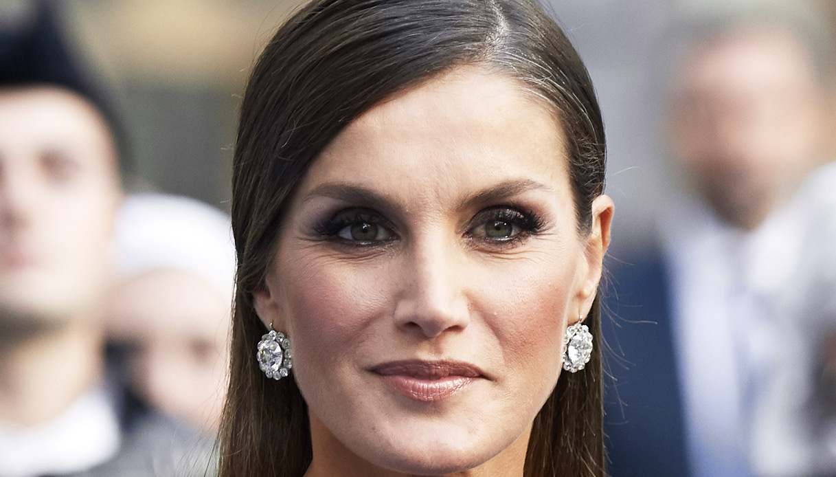 Letizia di Spagna, l’abito nero svela lo spacco proibito