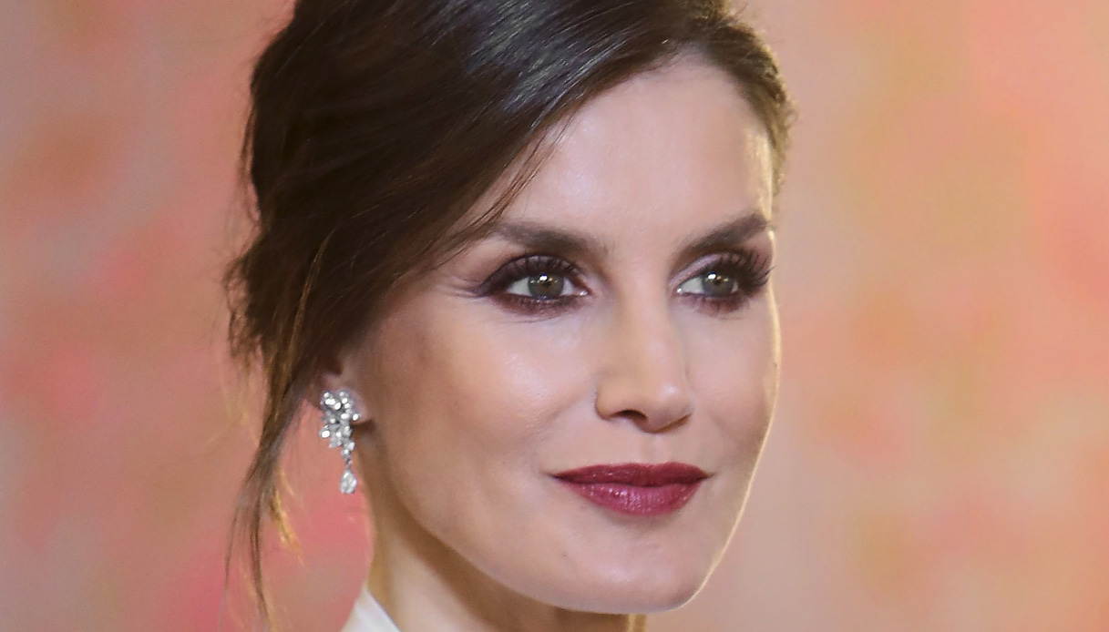 Letizia di Spagna spaziale: tailleur a fusciacca snellente e pioggia di brillanti e smeraldi