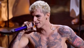 Sanremo 2022, l’esibizione di Achille Lauro: il “battesimo” tra plausi e critiche
