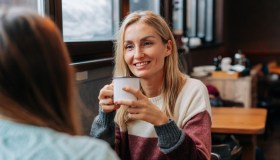 La scienza ci spiega perché da grandi facciamo fatica a trovare amici veri