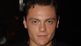 Nel 1999 era il corista dei Sottotono: a 42 anni è una star mondiale