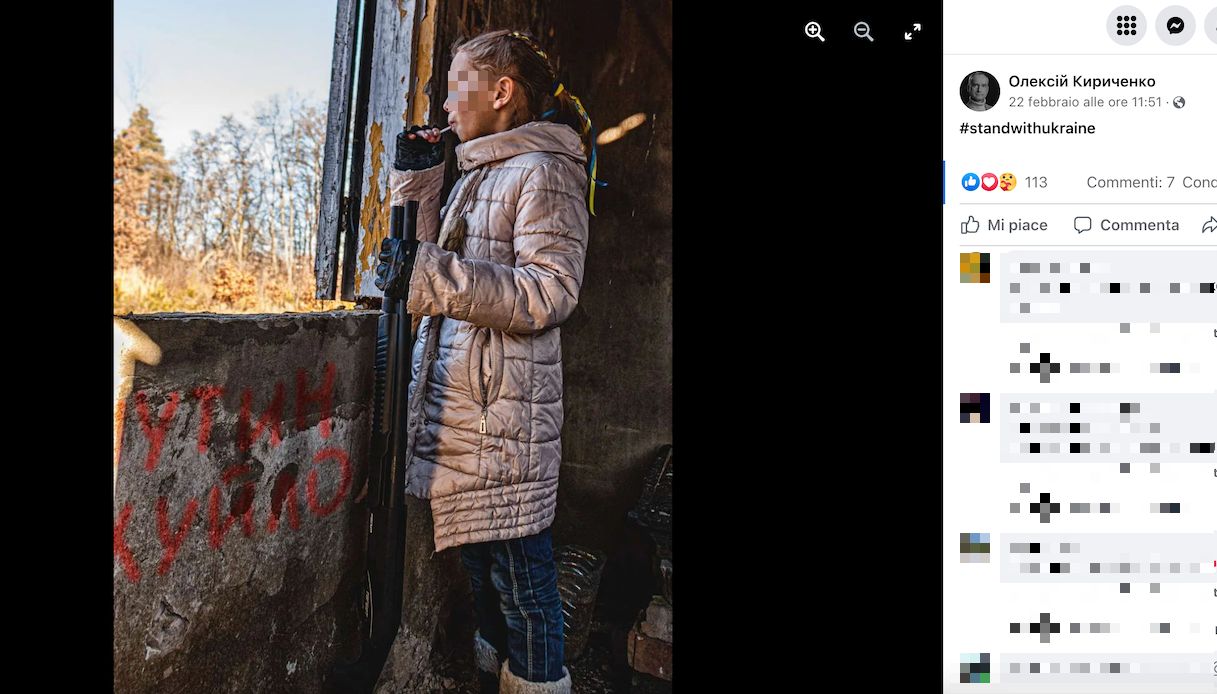 Bimba ucraina con fucile e lecca lecca