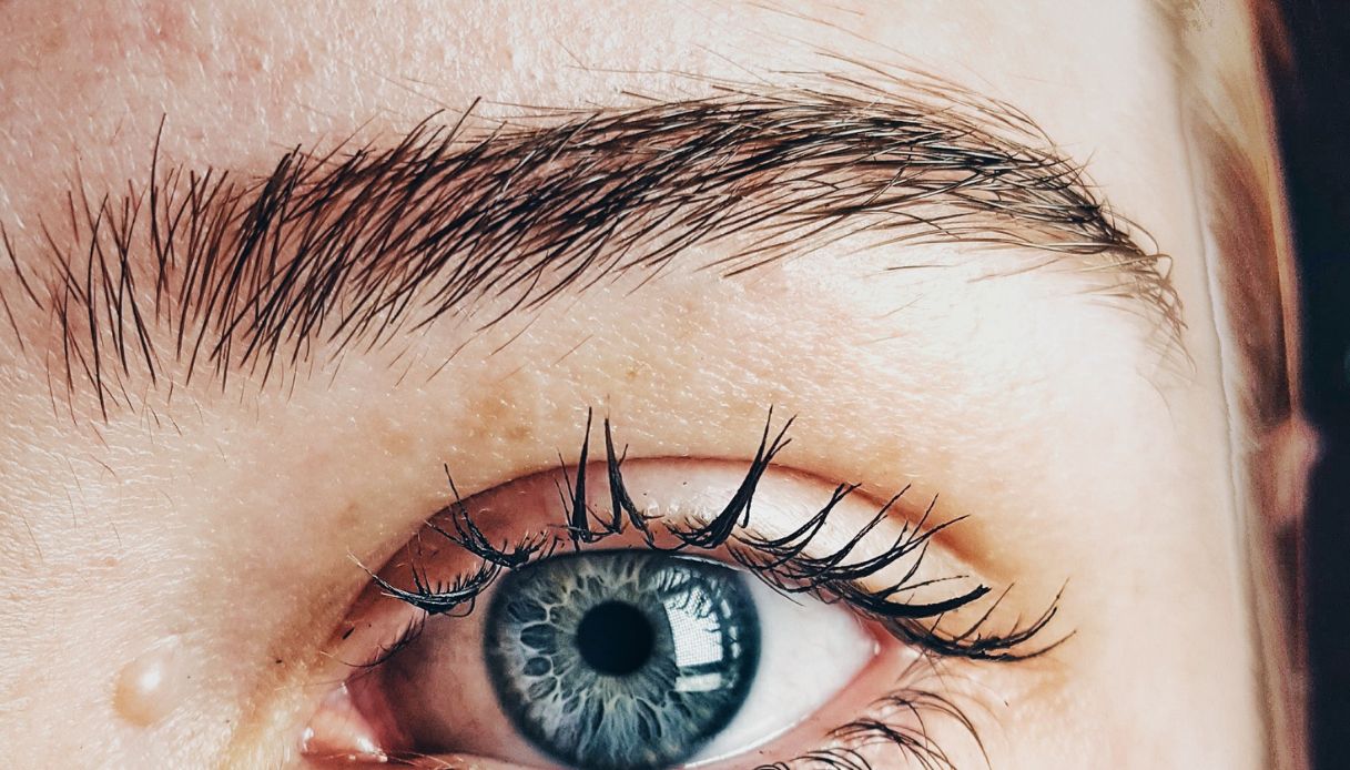 occhi azzurro sopracciglia naturali