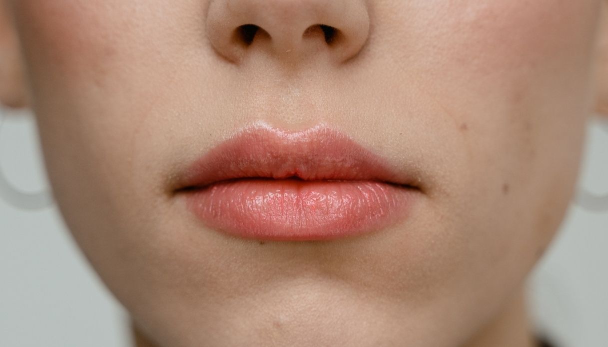 labbra carnose con rossetto pesca e pelle chiara