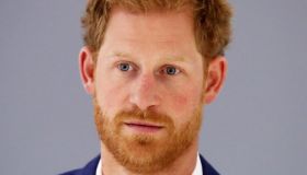 Harry, il suo libro “scuoterà la Monarchia”. Ma la Regina è salva