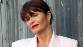 Tailleur Primavera 2022: rosa come Helena Christensen