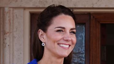 Kate Middleton cambia le regole e incanta col tailleur rosa