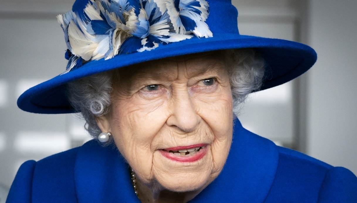 La Regina Elisabetta potrebbe saltare la cerimonia commemorativa di Filippo: motivi di salute