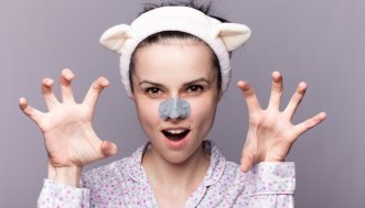 Come fare sopracciglia perfette a casa con pinzetta, ceretta o rasoio