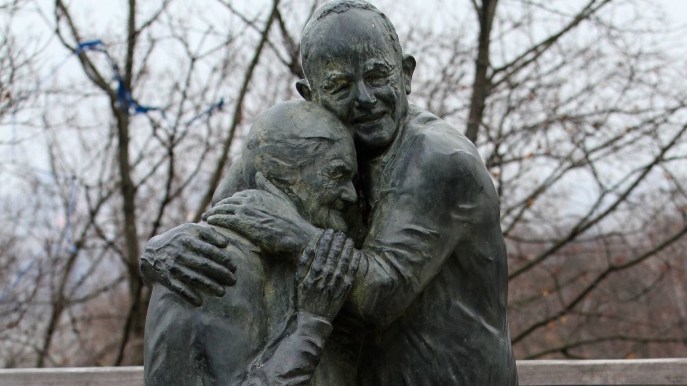La statua di Luigi e Mokryna a Kiev: simbolo di amore in uno scenario di guerra