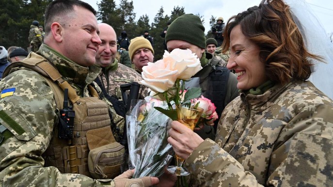 Lesya e Valeriy si sposano a Kiev: le nozze al fronte danno speranza