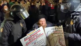 Yelena, sopravvissuta all’assedio nazista, arrestata mentre protesta contro la guerra in Ucraina