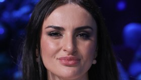 Arisa (tacco a spillo e forma smagliante) trasloca a Pechino: vi diciamo perché