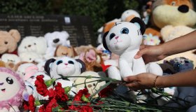 Ucraina, la foto che non dimenticheremo: i bimbi orfani nascosti in un seminterrato