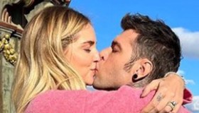 Fedez, quel bacio dolcissimo con Chiara che mostra la loro forza contro la malattia
