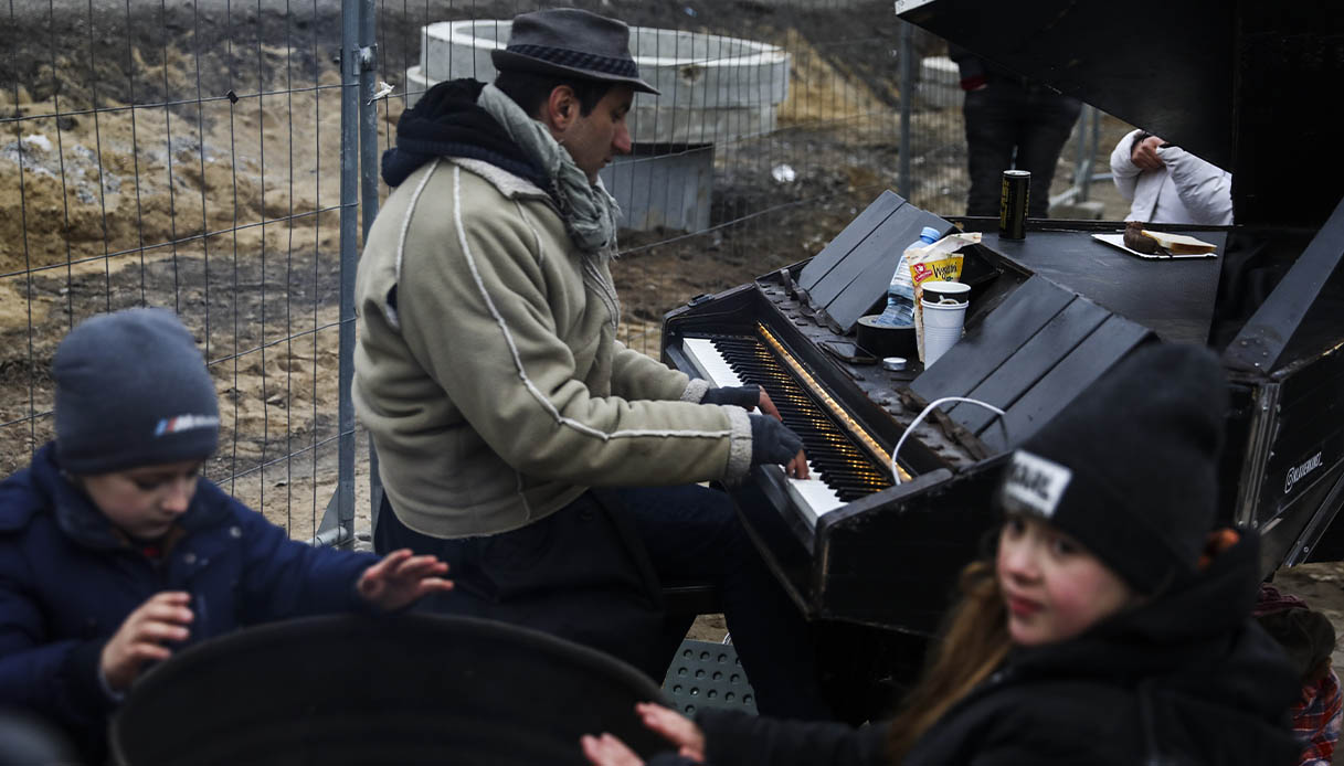 Pianista tedesco suona a Medyka per i profughi ucraini