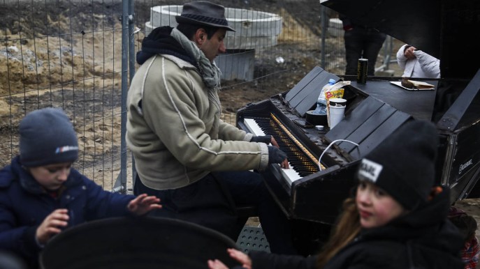 Medyka: il pianista che accoglie i profughi ucraini con la sua musica