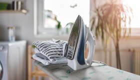 Come eliminare le pieghe dai vestiti con un foglio di alluminio