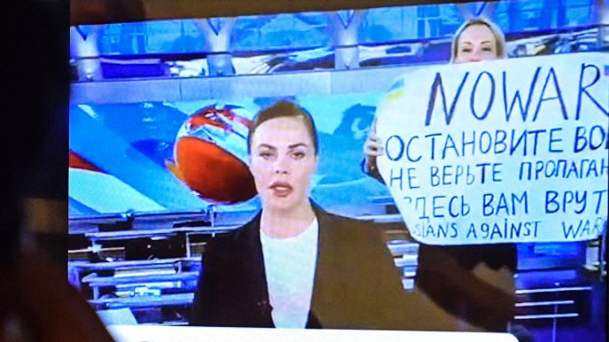 “No alla guerra”, la giornalista Marina Ovsyannikova irrompe in diretta tv