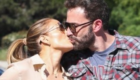Jennifer Lopez e Ben Affleck, baci appassionati (in famiglia). E lei è sempre più bella