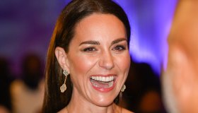 Kate da favola alle Bahamas: l’abito la trasforma in Cenerentola