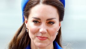 Kate Middleton cede al bacio in pubblico: “gesto scomodo e inopportuno”