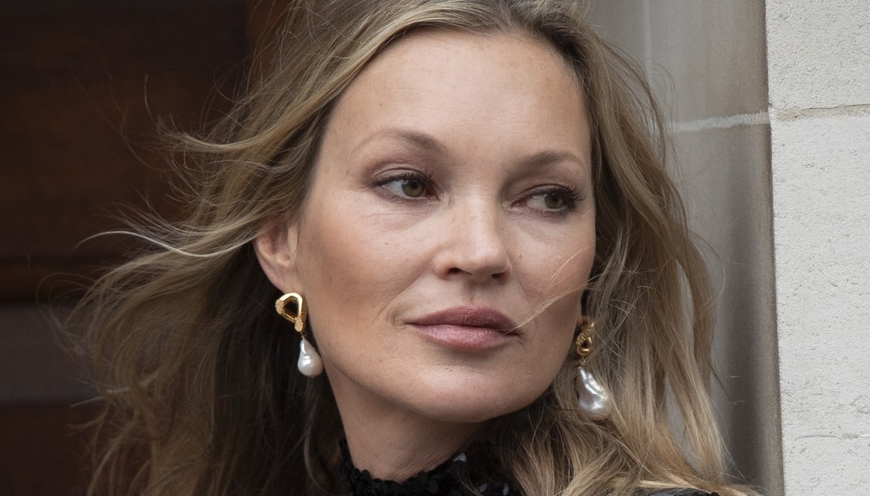 Kate Moss, il top di paillettes è la vera tendenza da copiare