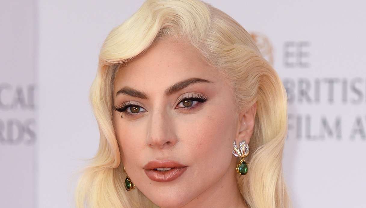 Lady Gaga, dall’abito da diva d’altri tempi ai Bafta al look trasgressivo ai Critics Awards