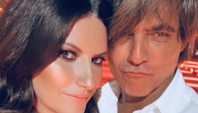 Laura Pausini, il bacio con Paolo Carta su Instagram: “Non posso dirvi ancora nulla”