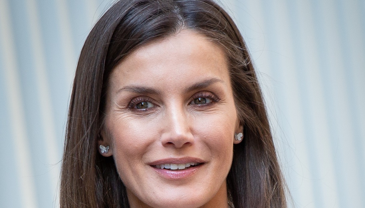 Letizia di Spagna in jeans e camicia di pizzo: femminilità ed eleganza allo stato puro