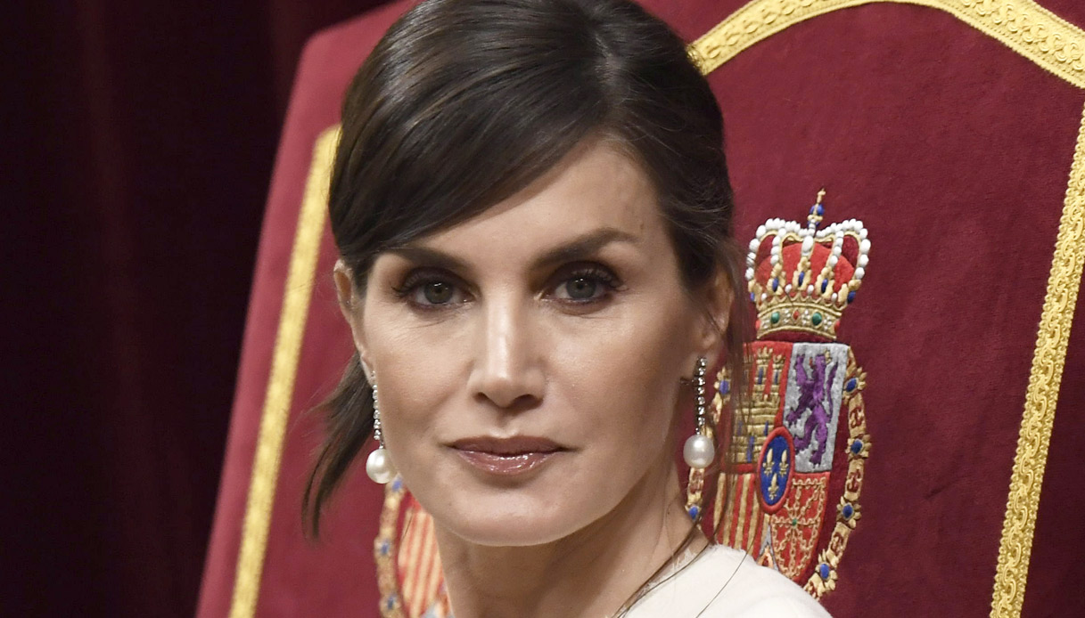 Letizia di Spagna sfida Putin: la camicia ricamata è un omaggio all’Ucraina