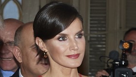 Letizia di Spagna magnifica con l’abito in maglia aderente. Ma l’errore è fatale