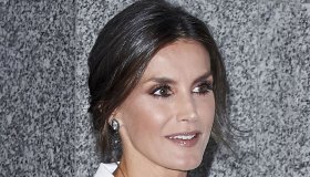 Letizia di Spagna lascia senza fiato: gli spacchi svelano le gambe