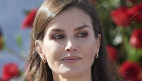 Letizia di Spagna, i pantaloni a super vita alta effetto pancia piatta