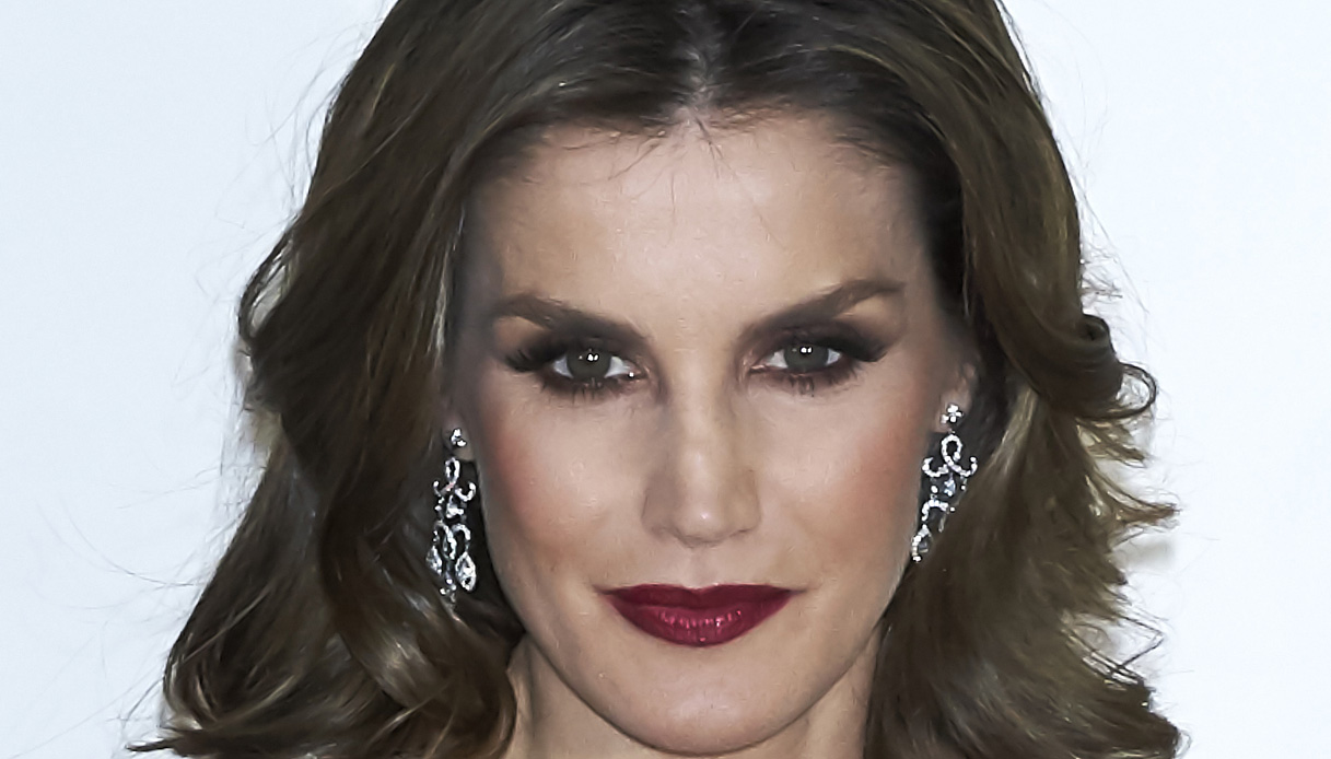 Letizia di Spagna, uno schianto in fucsia. E si precipita a salvare la situazione