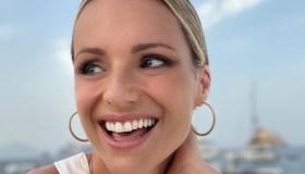 Michelle Hunziker torna a Sanremo. E su Instagram svela il mistero della dentiera