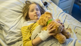 Perde la madre sotto le bombe. Milana, 6 anni, supera l’intervento